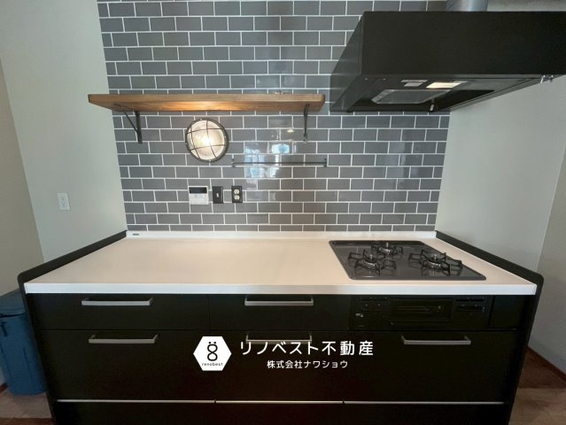 プレジデント東大阪第1棟のキッチン|シンク、コンロ、冷蔵庫の3点を結ぶ距離が、合計で3.6m〜6.0mに収まると、無駄な動きが減って劇的に料理がしやすくなります！コンロ横に冷蔵庫を置くといいですね♪