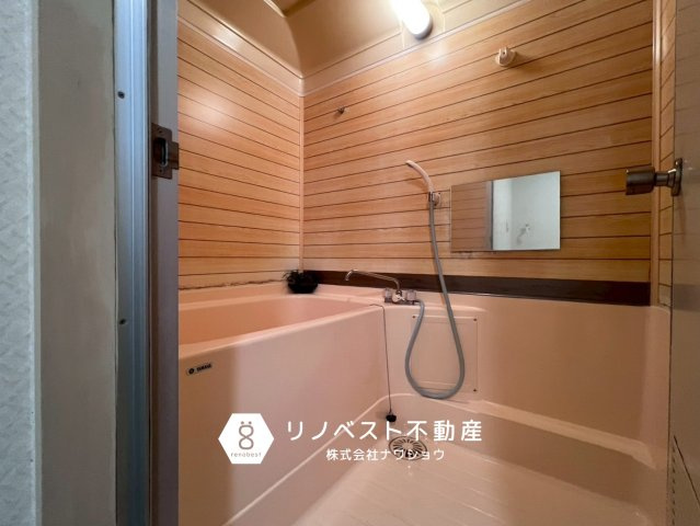 ハイタウン石切F棟の浴室|サウナのような壁紙が特徴のバスルーム。
日々の疲れを癒してください♪