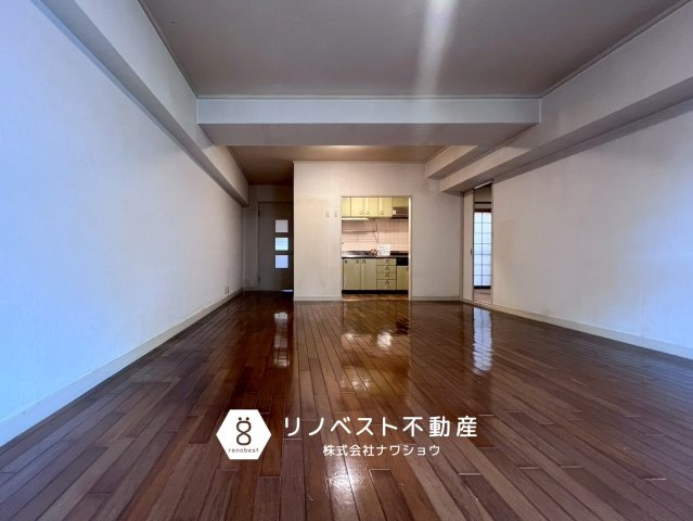 ハイタウン石切F棟の居間・リビング|閑静な住宅街に立地しますので、静かな住環境を好む方には非常に良い空間です。