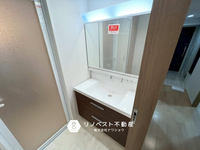 メイツブランヴェリテ若江岩田の独立洗面台|三面鏡付き独立洗面台完備◎
洗面台向かいには洗濯機置場がございます◎