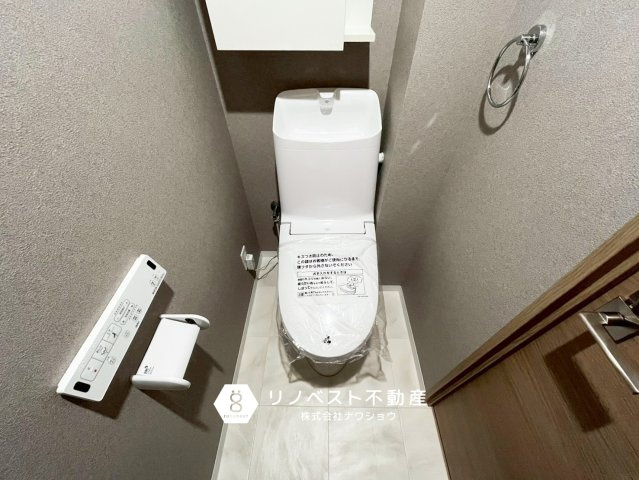 メイツブランヴェリテ若江岩田のトイレ|温水洗浄機能付きトイレ。
コンパクトな収納棚には、トイレットペーパーなども収納できます◎