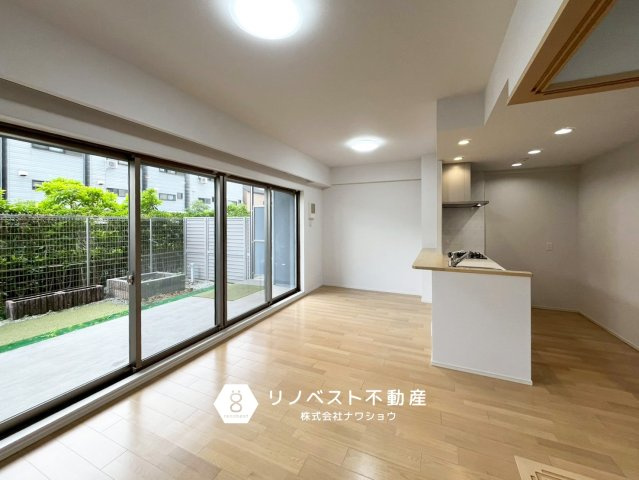 メイツブランヴェリテ若江岩田の居間・リビング|約14.9帖のLDK！
南向きの開口部からは、太陽の光がしっかり差し込みます♪