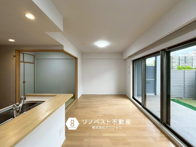 メイツブランヴェリテ若江岩田の居間・リビング|開口部が広いので、より開放的な空間となっております♪
和室と隣接しているため、子育て世帯におすすめです◎