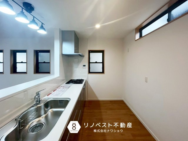 東大阪市寿町1丁目のキッチン|キッチン周りに窓が多く、換気がしっかりできます◎
作業スペースもしっかり確保◎