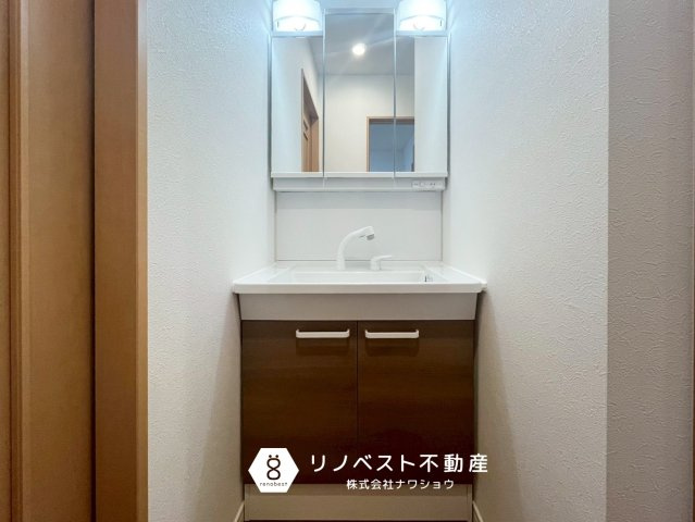 東大阪市寿町1丁目の独立洗面台|三面鏡付き独立洗面台完備◎
シャワー付き蛇口です♪新品に交換済み◎