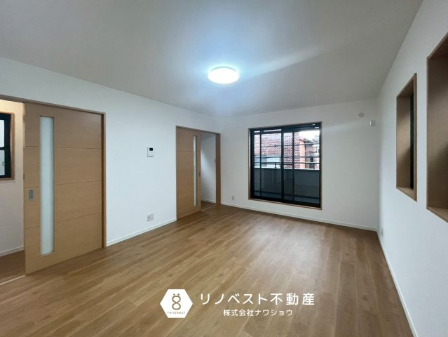 東大阪市寿町1丁目の居間・リビング|約16帖のLDK♪
家族のコミュニケーションが弾むリビング階段◎