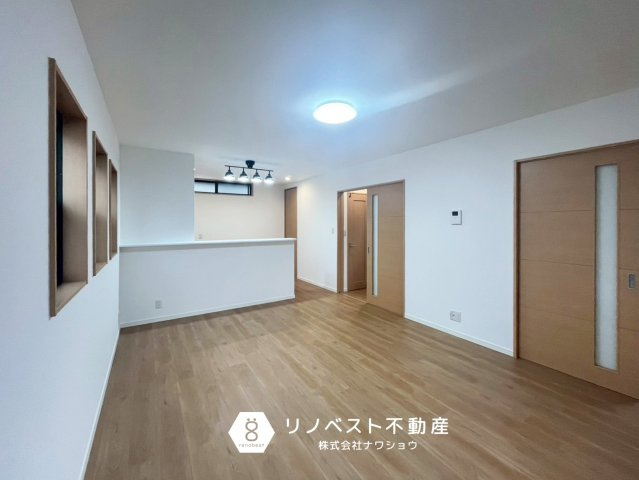東大阪市寿町1丁目の居間・リビング|リビングはバルコニーに面しており開放感がございます♪
