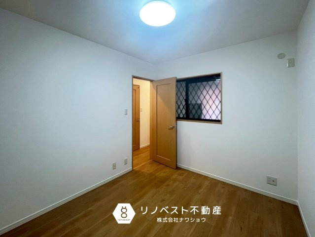 東大阪市寿町1丁目の洋室|約5.2帖の1階洋室♪
大容量のクローゼット完備◎書斎やワークスペースにおすすめ♪