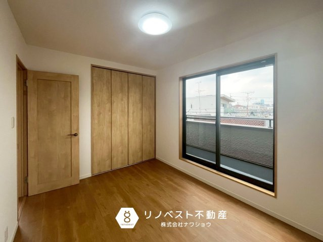 東大阪市寿町1丁目の洋室|約6帖の3階洋室♪
バルコニーに面しており明るい室内です◎