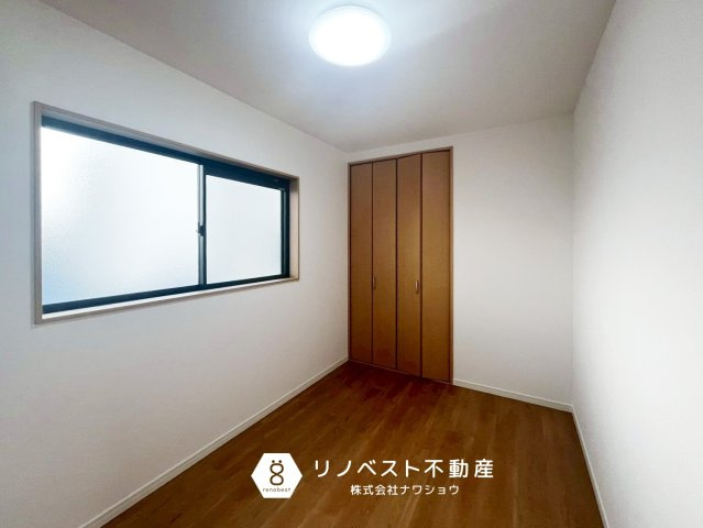 東大阪市寿町1丁目の洋室|約5帖の3階洋室♪
収納付きでお子様の勉強部屋にもおすすめです♪
