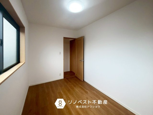 東大阪市寿町1丁目の洋室|約5帖の3階洋室♪
2面採光につき陽当たり良好♪寝室にぴったり◎