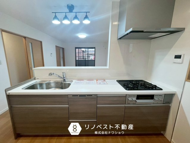 東大阪市寿町1丁目のキッチン|食洗機付きのシステムカウンターキッチン♪
給湯スイッチが設置されているので、料理をしながらお風呂のお湯はりも可能です◎