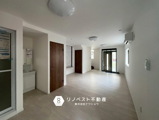 生野区桃谷4丁目の居間・リビング|扉付きの収納スペース付◎
掃除用具や日用品のストックにも便利ですね♪