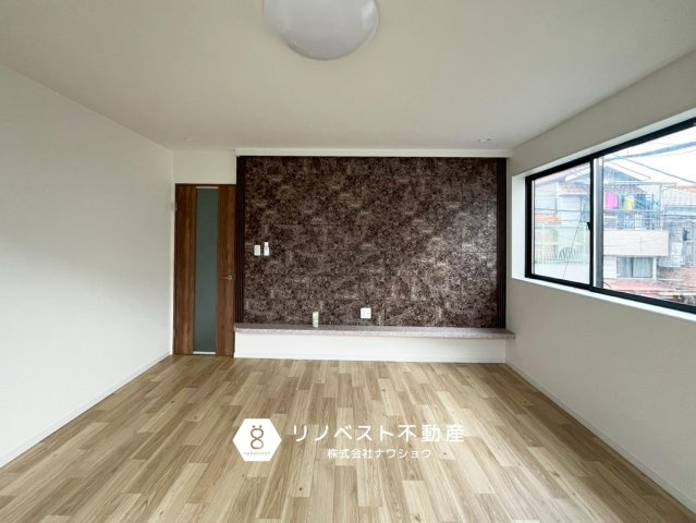 生野区桃谷4丁目の洋室|ベランダに面しているので、気分転換にもいいですね♪
アクセントクロスも魅力的です◎