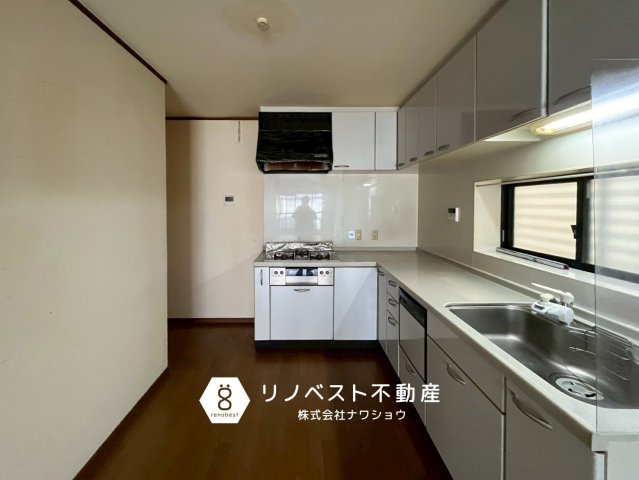 生野区巽西４丁目のキッチン|作業スペースが十分に確保されたL字型キッチン！収納も豊富です♪