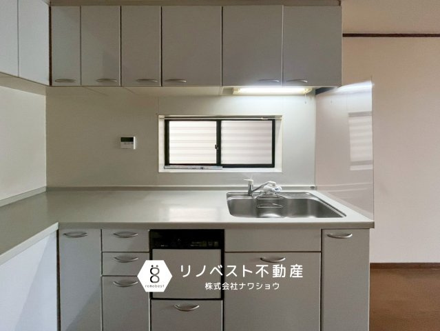 生野区巽西４丁目のキッチン|キッチン前に窓があるから、換気ができるし明るく作業がしやすいです♪