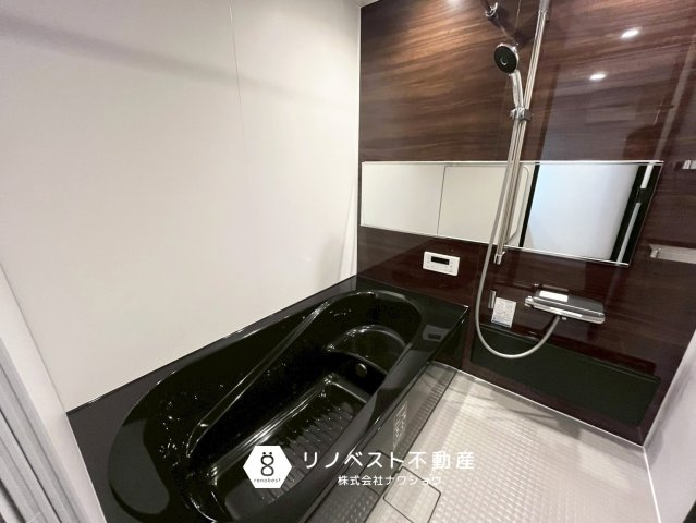 東大阪市角田２丁目の浴室|追い焚き機能付きの浴室。
ブラックの浴槽がおしゃれですね♪