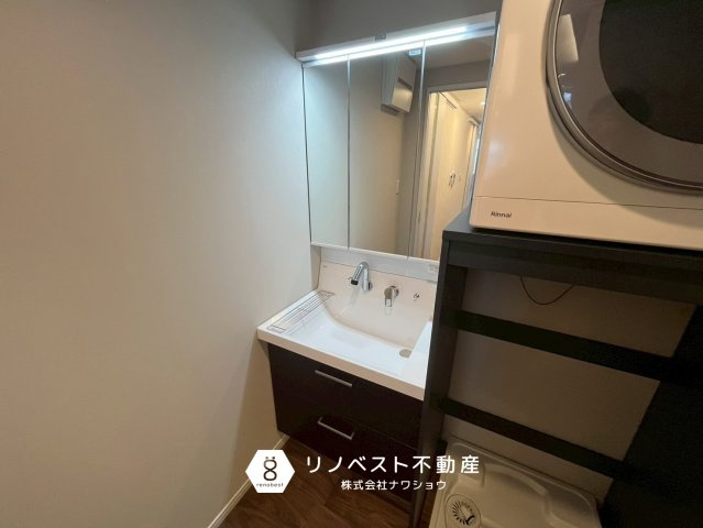 東大阪市角田２丁目の洗面所|三面鏡独立洗面台完備◎
鏡裏に収納があるのも嬉しいポイントです♪