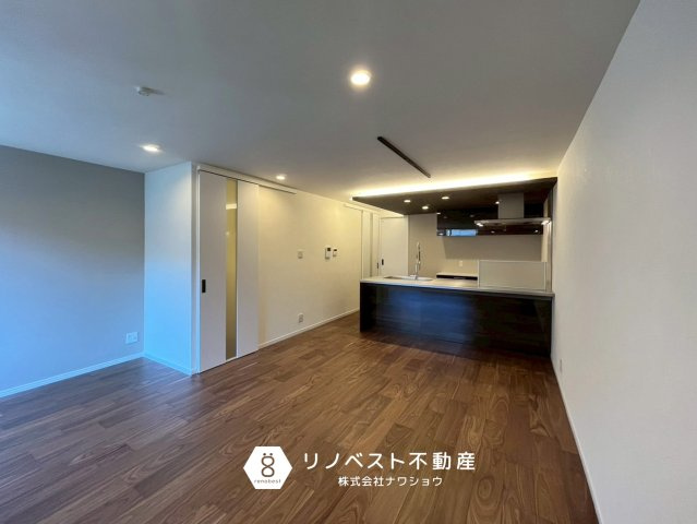 東大阪市角田２丁目の居間・リビング|約17.5帖のLDK！
照明を活かしたおしゃれな空間が魅力的♪水回り設備が集中しているので、家事動線がスムーズです◎