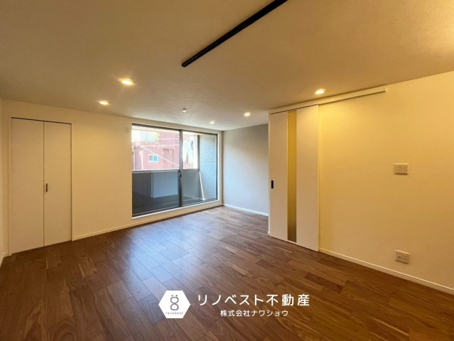 東大阪市角田２丁目の居間・リビング|リビング部分はバルコニーに面していて開放感がございます♪
収納付きなのでお部屋もスッキリ片付きます！