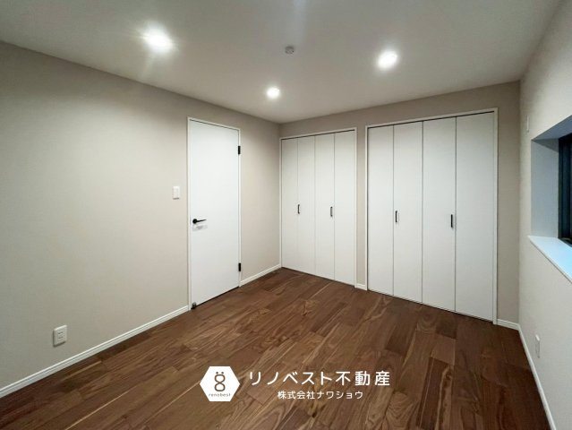 東大阪市角田２丁目の洋室|約6帖の洋室。
大容量の収納が2ヶ所ございます。書斎やゲストルームにおすすめ♪