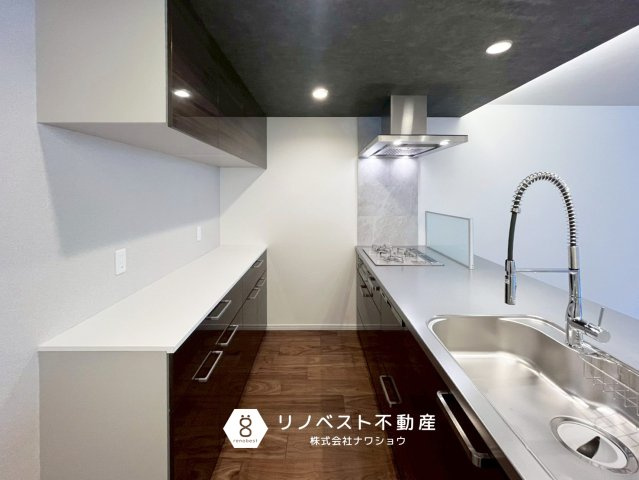 東大阪市角田２丁目のキッチン|キッチン背面にはカップボードがあり、食器類や調理器具などがスッキリ片付きます◎
