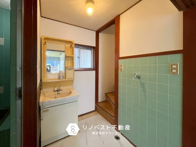 生野区中川東２丁目の洗面所|洗面所から2階に上がれる珍しい間取りです♪家事動線が考えられていますね◎