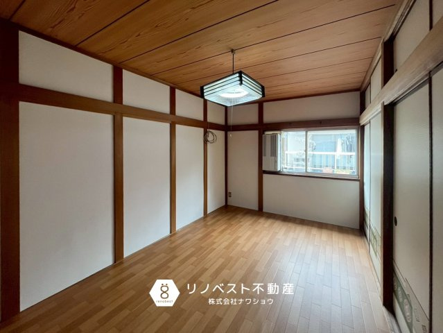 生野区中川東２丁目の洋室|約7.5帖の3階洋室。
和室の名残のある和風の雰囲気が素敵です♪寝室におすすめ◎
