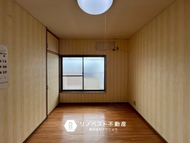 生野区中川東２丁目の洋室|約6帖の洋室。
ストライプ調のクロスがかわいいですね♪