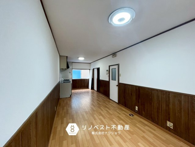 生野区中川東２丁目の居間・リビング|リビング階段になっており自然に家族と顔を合わせる機会が増えます◎