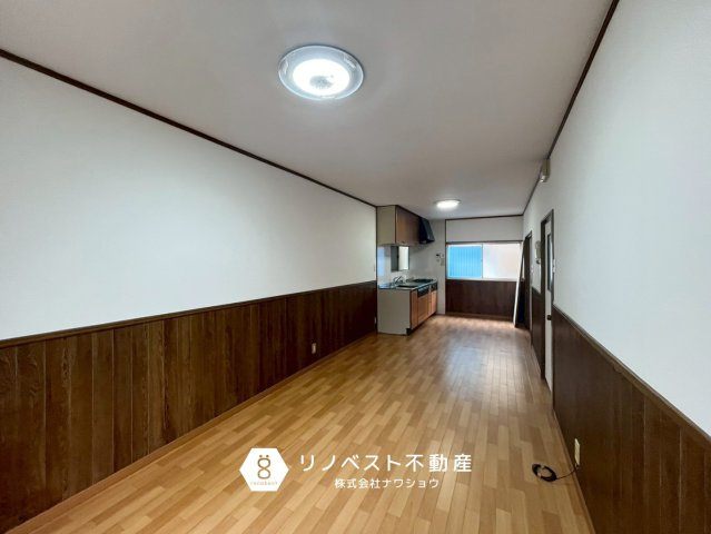 生野区中川東２丁目の居間・リビング|縦に長い間取りはリビングとダイニングスペースを分けやすく家具の配置がスムーズです♪