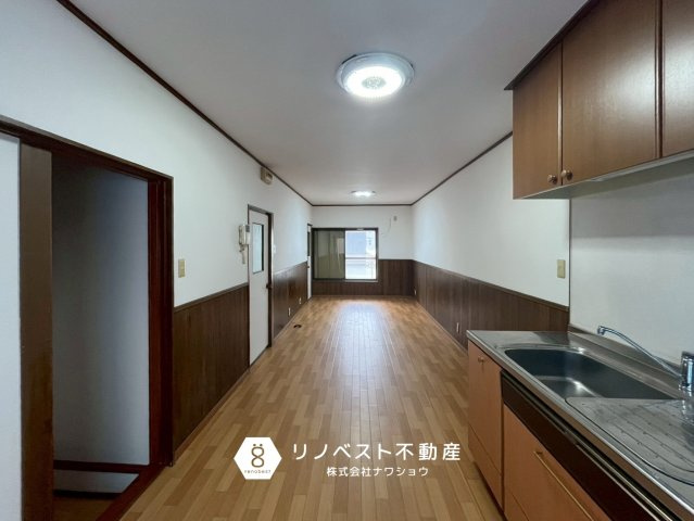生野区中川東２丁目の居間・リビング|木目調で落ち着いた雰囲気の内装です♪