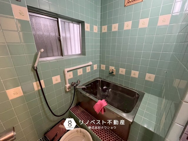 生野区中川東２丁目の浴室|窓付きで換気も楽々♪タイル調でレトロな雰囲気が素敵です◎