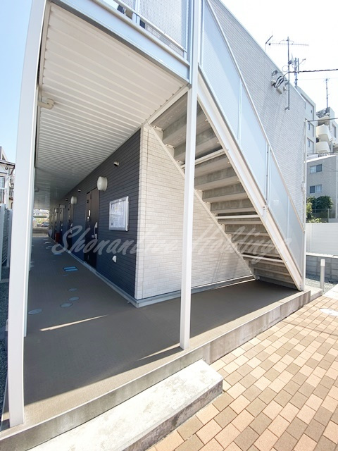 藤沢市片瀬５丁目のアパートのエントランス