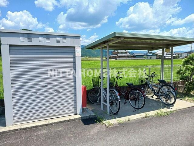 ラ・フルール壱番館のエントランス|屋根付きの駐輪場は無料です◇