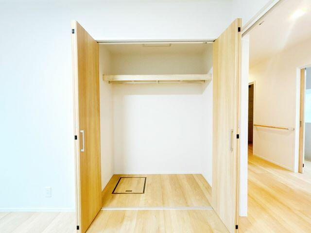 豊橋市西松山町の中古一戸建の収納| 便利なクローゼット付きで収納スペースも充実しています。