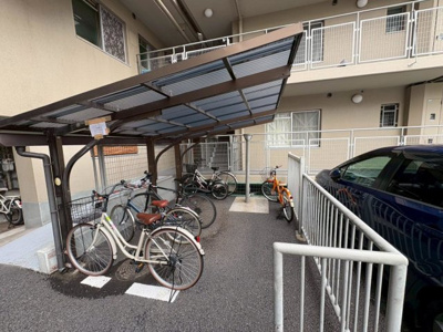 【駐輪場】 | サンライズマンション浜寺 | 駐輪場は屋根付きです。きれいに整備管理されています。
