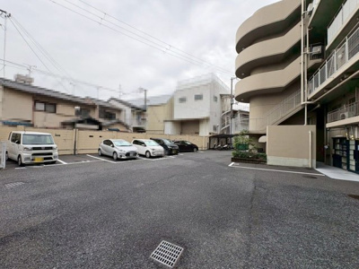 【駐車場】 | サンライズマンション浜寺 | 駐車場も敷地内にございます。空き状況は担当スタッフにお尋ねください。