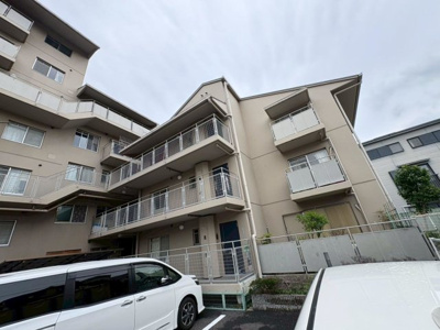 【駐車場】 | サンライズマンション浜寺 | 敷地内駐車場は自走式の平面駐車場です。朝の忙し時間の入出庫もスムーズに行えます。空き情報は担当スタッフにお尋ねください。