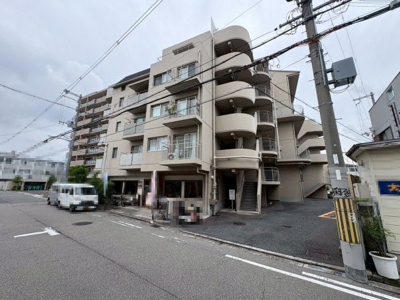 【外観】 | サンライズマンション浜寺 | ■南向きの中古マンション■メゾネットタイプのマンションです。緑豊かな公園がすぐ近くにあり、子どもたちの遊び場も充実。堺市立新湊小学校まで徒歩圏内で安心の通学環境。スーパーやドラッグストアも徒歩圏内♪