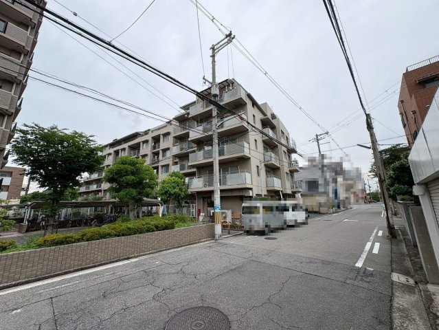 サンライズマンション浜寺の周辺|閑静な住宅街で緑豊かな敷地があります。