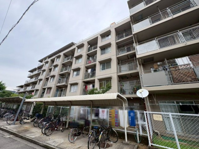 【駐輪場】 | サンライズマンション浜寺 | 【駐輪場】屋根付きの駐輪場があり雨の日も安心です。