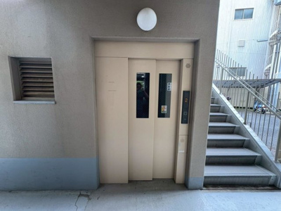 【エントランス】 | サンライズマンション浜寺 | 【エレベーター停止階】嬉しいエレベーター付きマンションです。EV停止階につき玄関までのアクセス良好です。