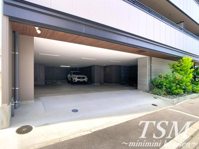 LUXE SHOEI NEYAGAWA MIDORIMACHIの駐車場
