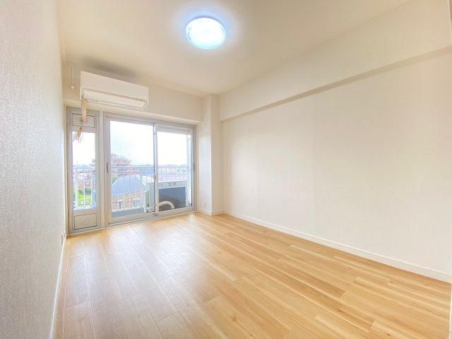 ディックピア鶴瀬の洋室