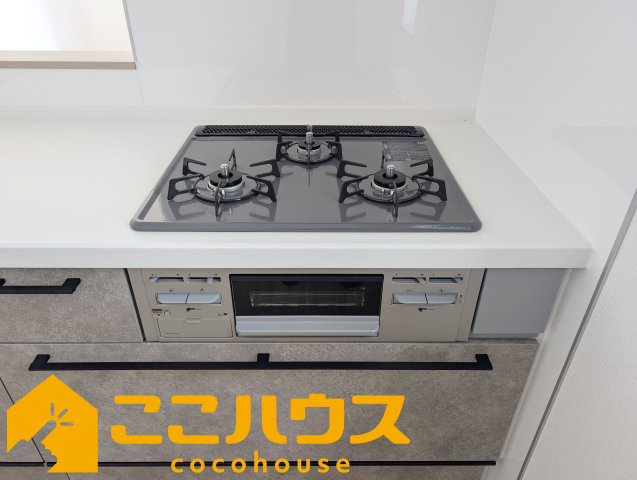 沖縄市知花1丁目273番　新築戸建て　全5棟　A号棟のキッチン|三口コンロ