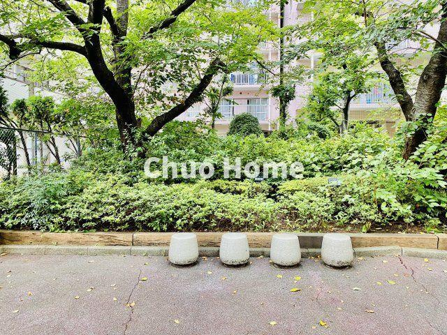 東急ドエルアルス千住の中庭|敷地内には緑が多く住環境良好です