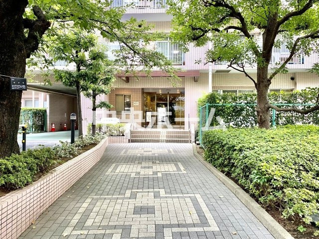 東急ドエルアルス千住|【エントランス】マンションのエントランスは、その物件の印象を決める、顔とも言える場所です。毎日通る場所ですからきれいなのが一番です。