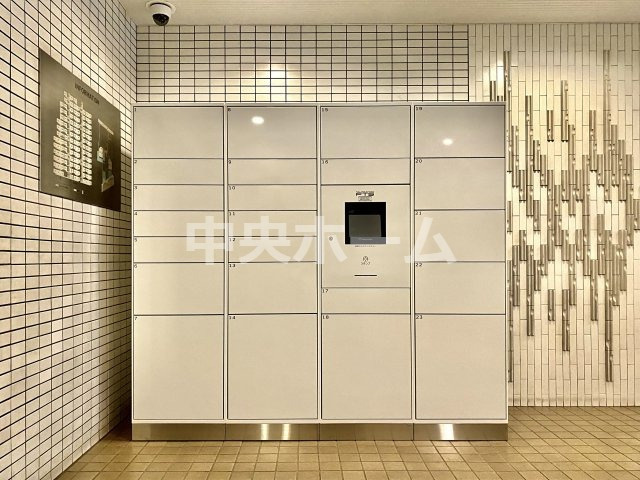 東急ドエルアルス千住の設備|【宅配ボックス】在宅時・不在時に関わらず、居住者の代わりに非対面で宅配物を受け取ってくれる便利な設備です。見学時にはお部屋だけではなく共用部分もぜひチェックしてください。