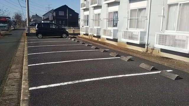 レオパレスれんげそうの駐車場